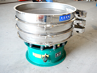 該機(jī)型號為DH600型的單層兩個出料口,網(wǎng)架采用子母網(wǎng)分離結(jié)構(gòu)